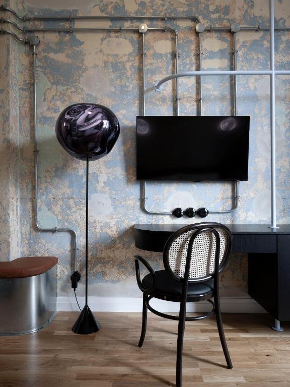 Έπιπλα και φωτιστικά μεγάλων οίκων του design -όπως Tom Dixon και Thonet- αναδεικνύουν κάθε γωνιά στο ξενοδοχείο Hipsters