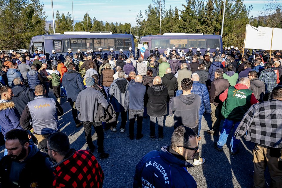 Αγρότες μπροστά από δυνάμεις της αστυνομίας / Φωτογραφία: eurokinissi