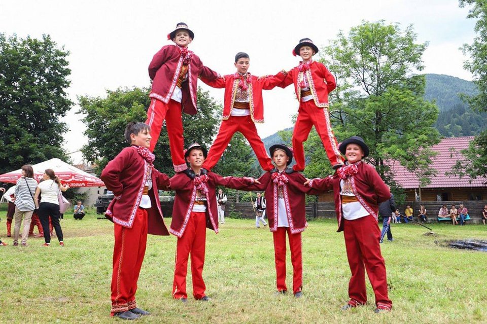 Παιδιά σε αυτοσχέδια παιχνίδια ακροβατικών / UkraineToday 