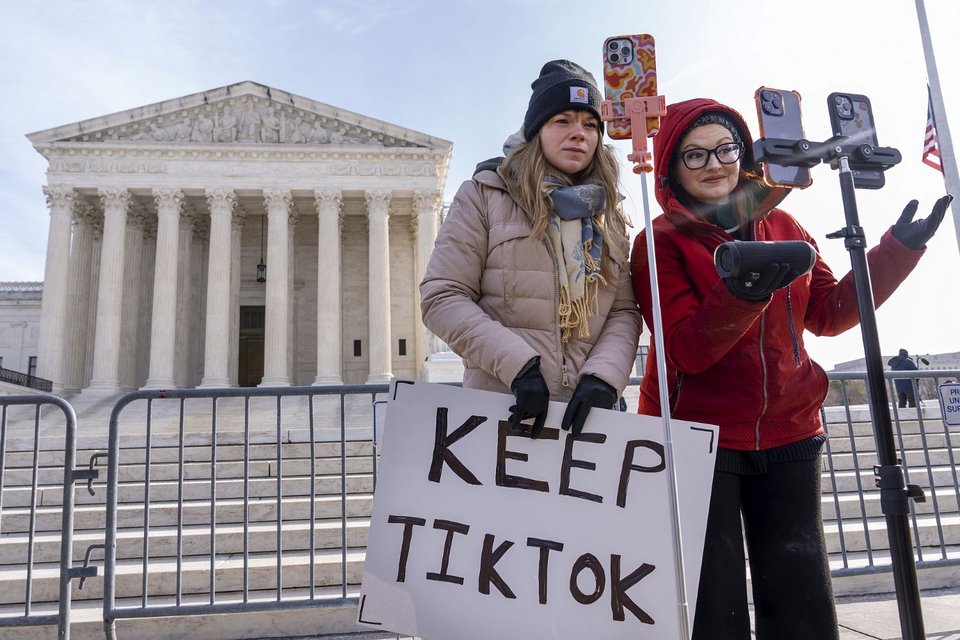 «Κρατήστε το TikTok», livestream μπροστά από το Ανώτατο Δικαστήριο