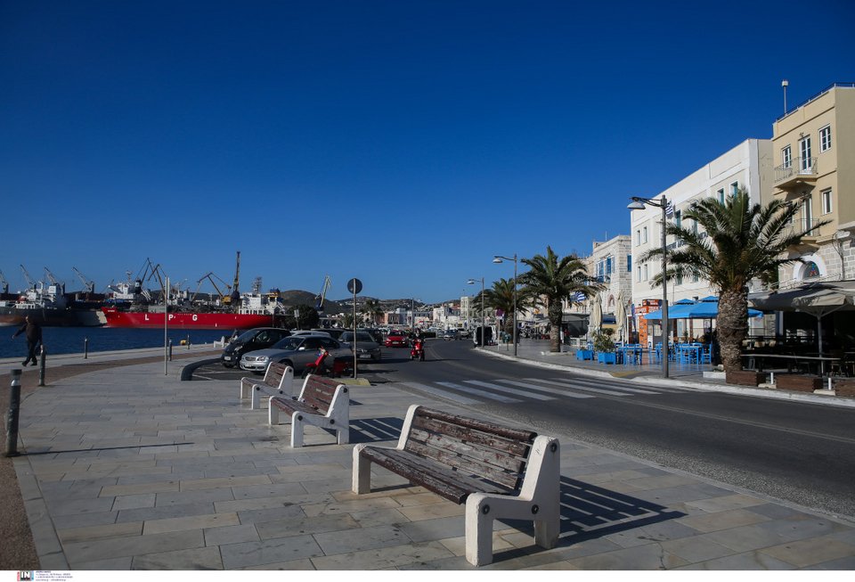 Η παραλιακή οδός και το λιμάνι της Ερμούπολης, στην Σύρο/Intime