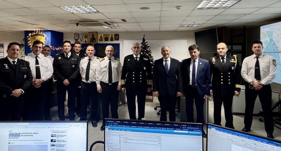 Ο υφυπουργός κ. Γκίκας με στελέχη του Λιμενικού/Υπουργείο Ναυτιλίας και Νησιωτικής Πολιτικής