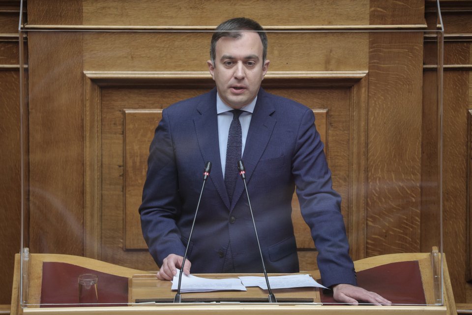 Ο Τάσος Χατζηβασιλείου στο βήμα της Βουλής/Eurokinissi