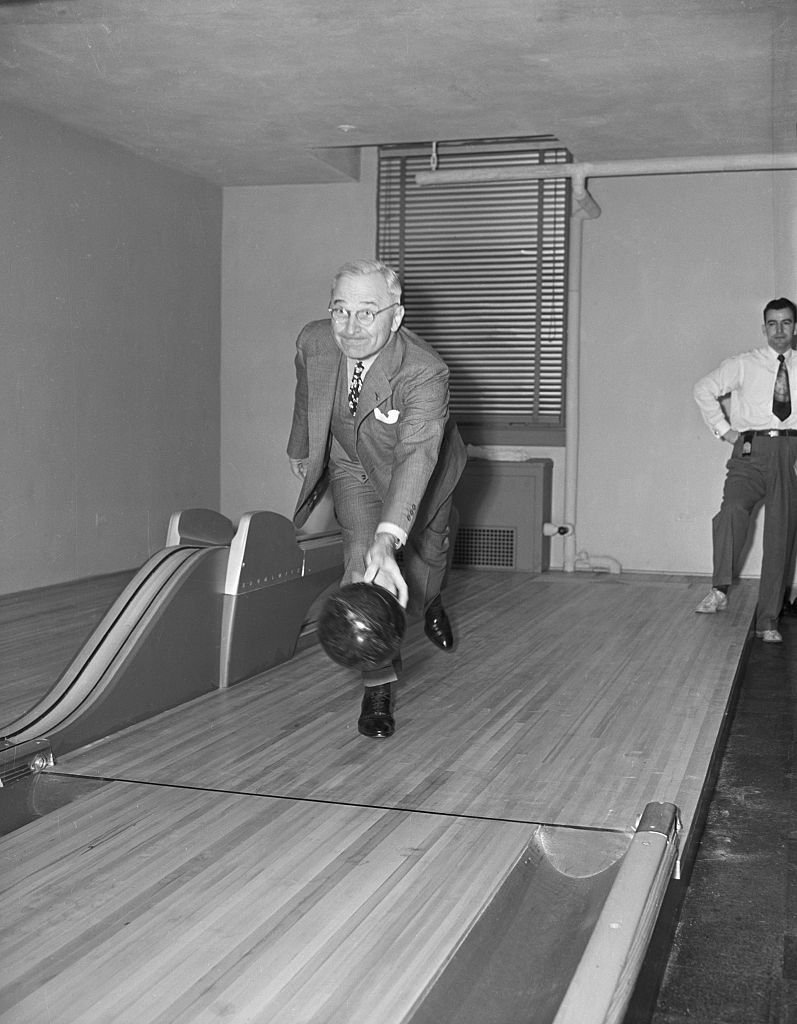 Ο πρόεδρος Harry S. Truman δοκιμάζει τις πρόσφατα εγκατεστημένες αίθουσες μπόουλινγκ στο υπόγειο του Λευκού Οίκου το 1948