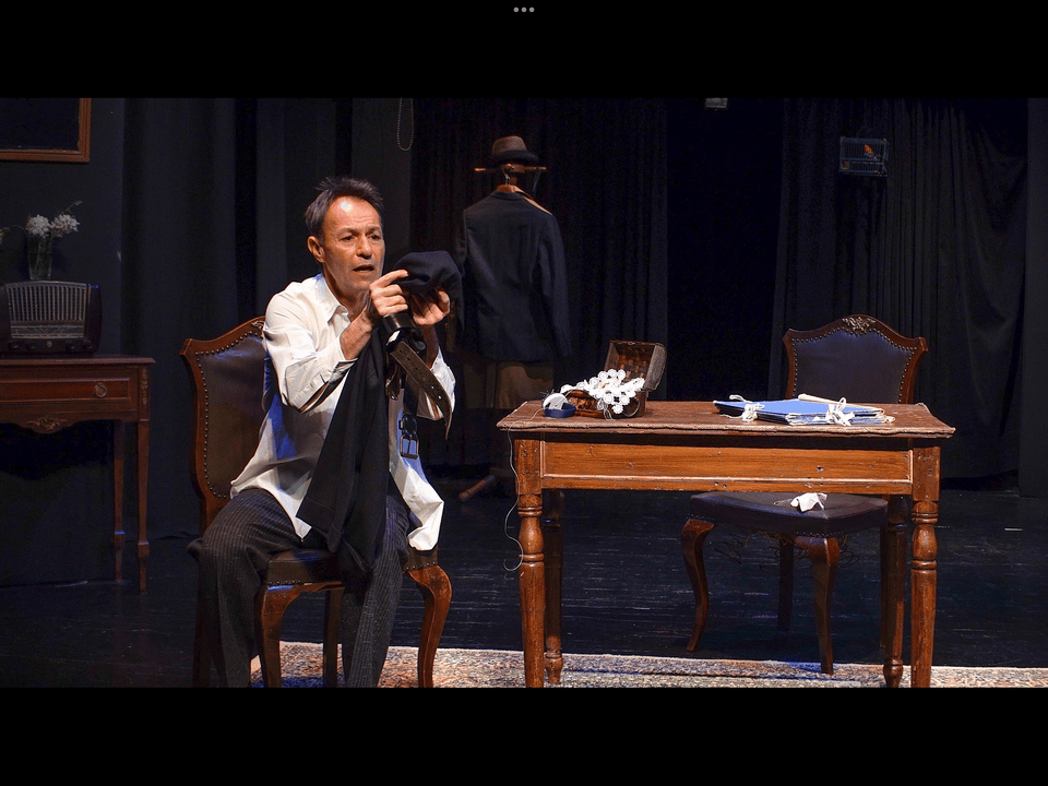 Ο συγκινητικός και διαχρονικός μονόλογος του Ιάκωβου Καμπανέλλη, σκηνοθετημένος από την Ανδρομάχη Μοντζολή, παρουσιάζεται στη γαλλική γλώσσα με ελληνικούς υπερτίτλους από τον Γάλλο ηθοποιό Antonio Labati, ο οποίος έρχεται ειδικά για τις παραστάσεις αυτές