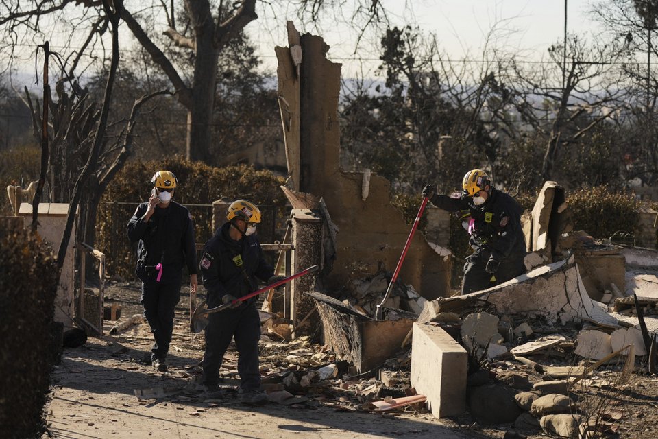 Εργάτες έρευνας και διάσωσης σκάβουν τα ερείπια που άφησε πίσω η φωτιά του Eaton / Φωτογραφία: AP ae C. Hong