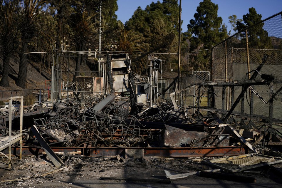 Κτίρια κοντά σε αθλητικά γήπεδα κάηκαν στο σχολείο Palisades, στο Λος Άντζελες / Φωτογραφία: AP - Carolyn Kaster