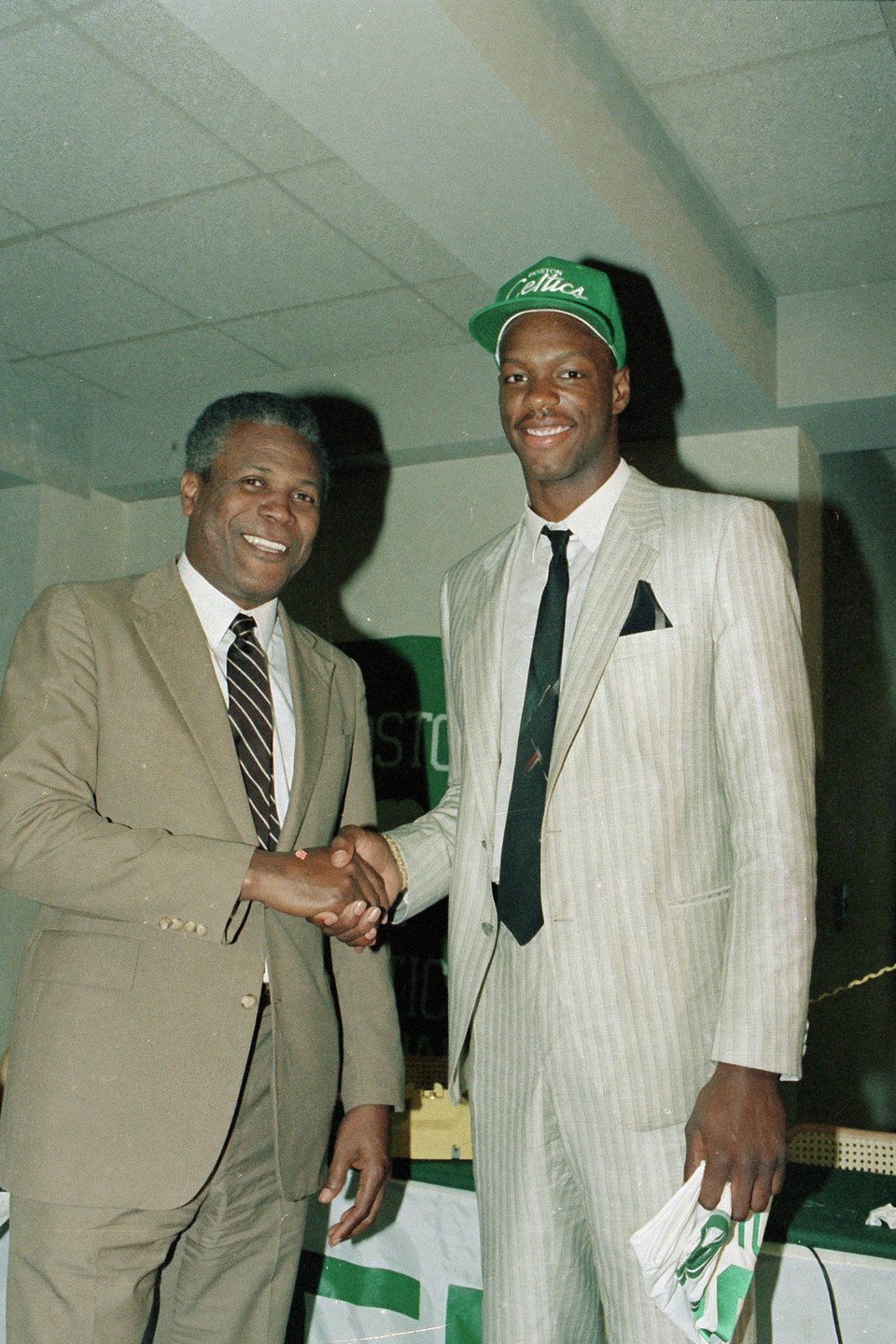 Ο Len Bias ποζάρει με τον προπονητή των Boston Celtics, K.C. Jones στη Βοστώνη, στις 17 Ιουνίου 1986