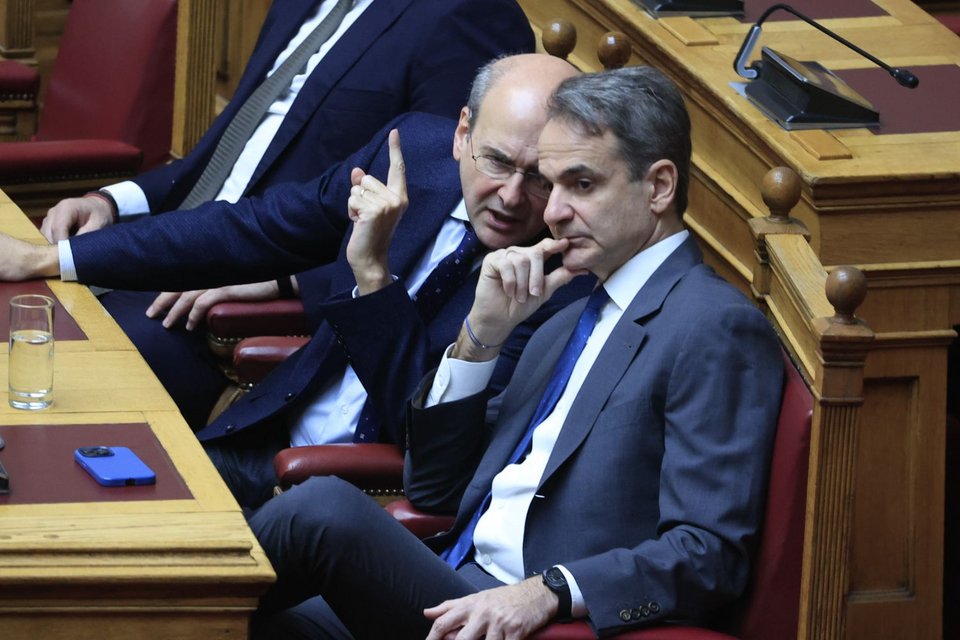 Ο πρωθυπουργός Κυριάκος Μητσοτάκης με τον ΥΠΟΙΚ Κωστή Χατζηδάκη