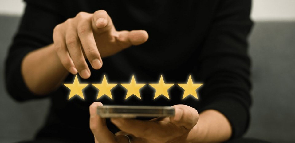 Οι ψεύτικες διαδικτυακές κριτικές επηρεάζουν άμεσα τις διαδικτυακές δαπάνες / Shutterstock