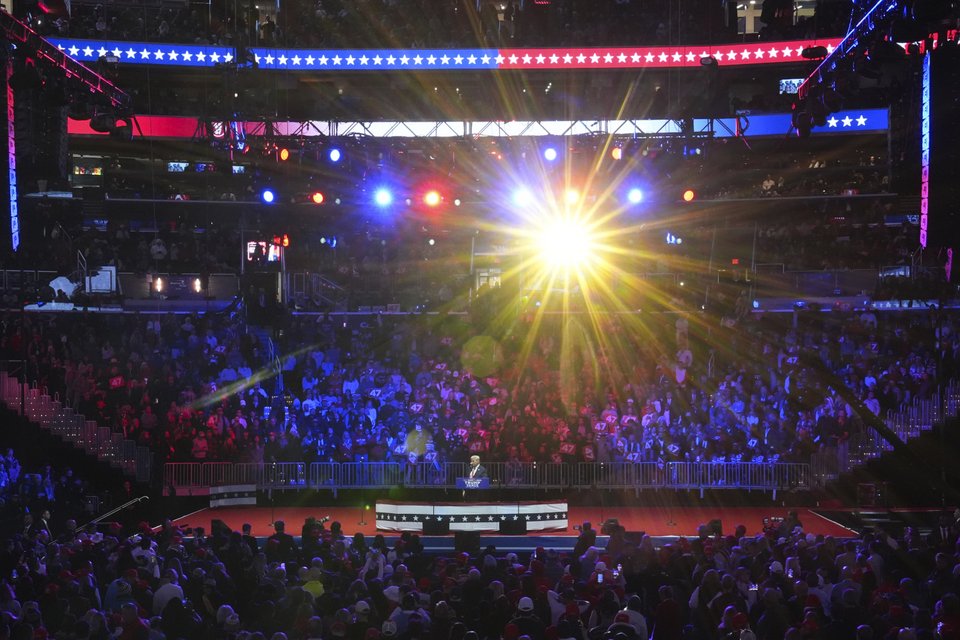 Σχεδόν κατάμεστη ήταν η Capital One Arena των 20.000 θέσεων για την επινίκια συγκέντρωση του Ντόναλντ Τραμπ