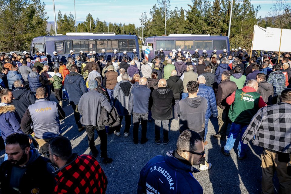 Αστυνομικές δυνάμεις επιτηρούν τους αγρότες / Φωτογραφία EUROKINISSI