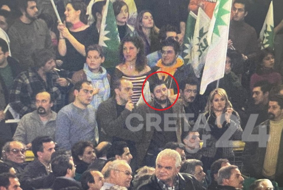 Στον κόκκινο κύκλο διακρίνεται ο Νίκος Ανδρουλάκης