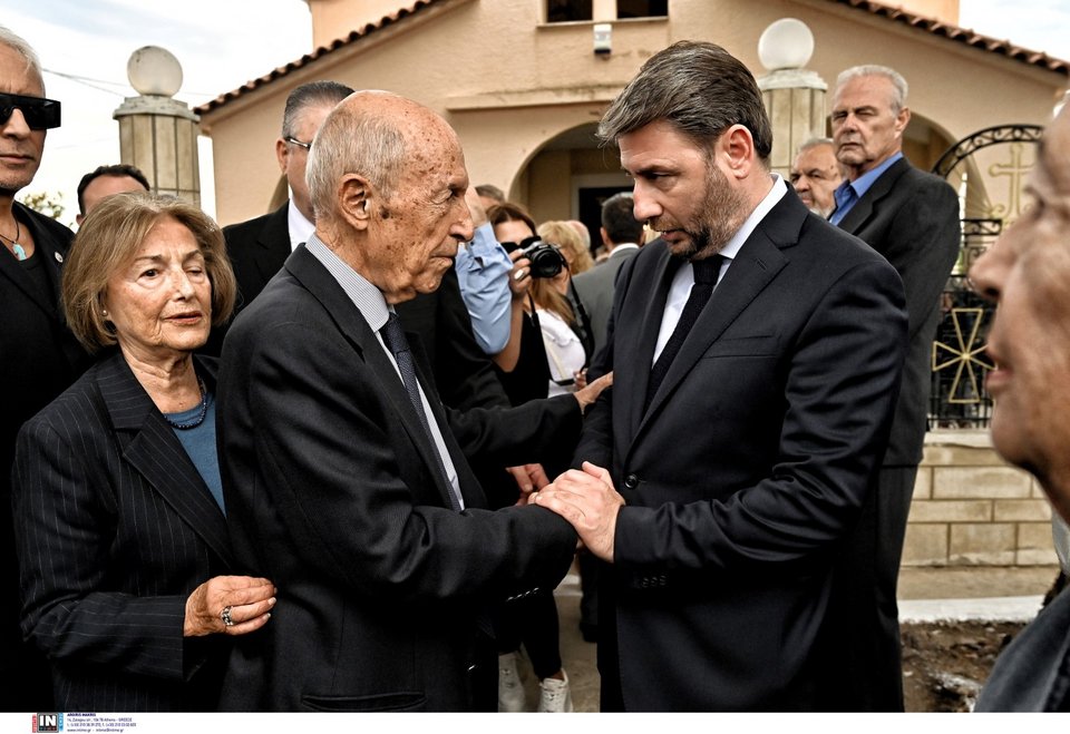 Ο Νίκος Ανδρουλάκης με τον Κώστα και τη Δάφνη Σημίτη στην κηδεία της Βάσως Παπανδρέου