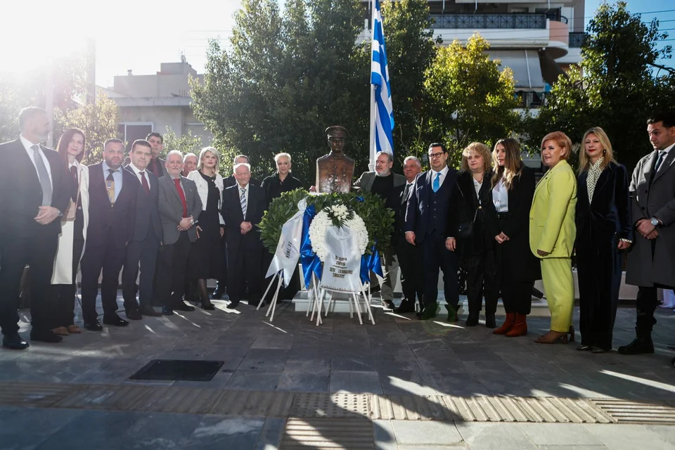 Στην τελετή αποκαλυπτηρίων της προτομής του πλοιάρχου Έκτορα Γιαλοψού ο Ν. Δένδιας