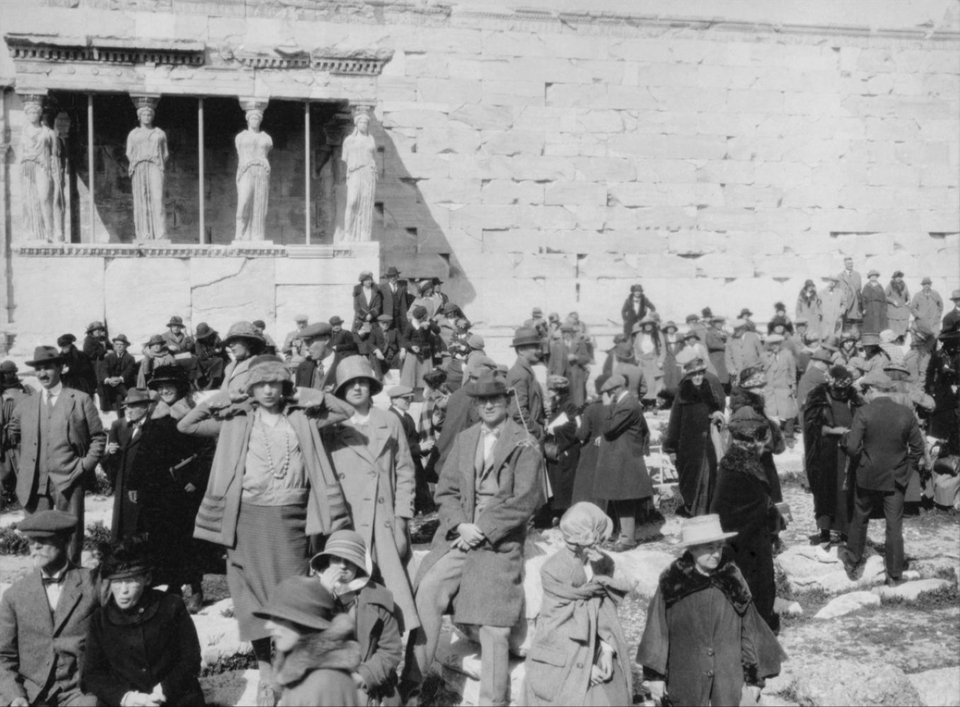 Τουρίστες στην Ακρόπολη, αρχές δεκαετίας 1930. Harvard University, Fine Arts Library