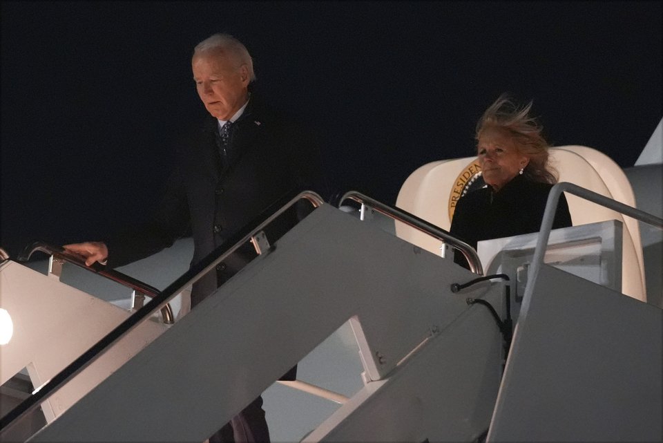 Ο Τζο Μπάιντεν και η σύζυγός του Τζιλ στο Air Force One / Φωτογραφία: AP