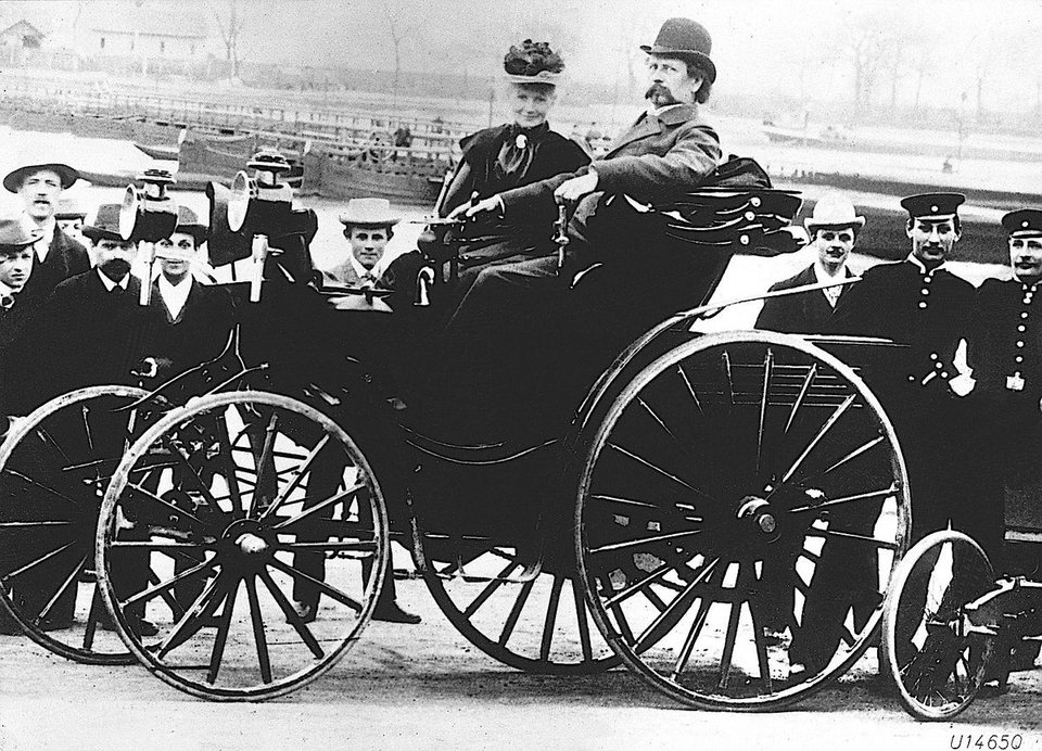 Η Bertha Benz (κέντρο) κάθεται δίπλα στον Karl Benz, σε ένα Benz Patent-Motorwagen Viktoria του 1894 / WIKIPEDIΑ