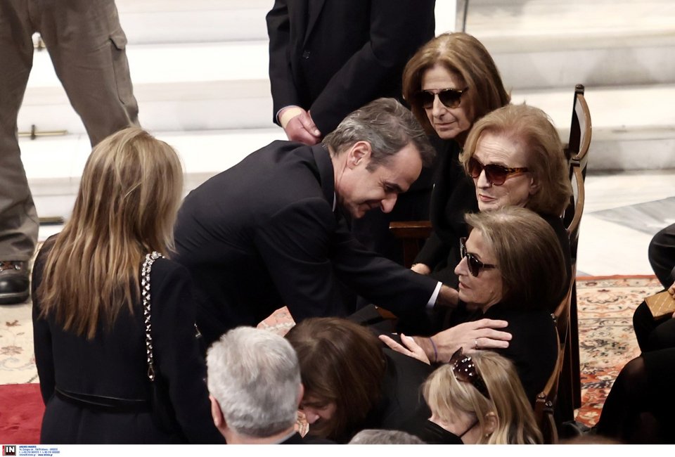 Ο Κυριάκος Μητσοτάκης συλλυπείται τη Δάφνη Σημίτη -Δίπλα της η Νόρα Μαντζαβίνου