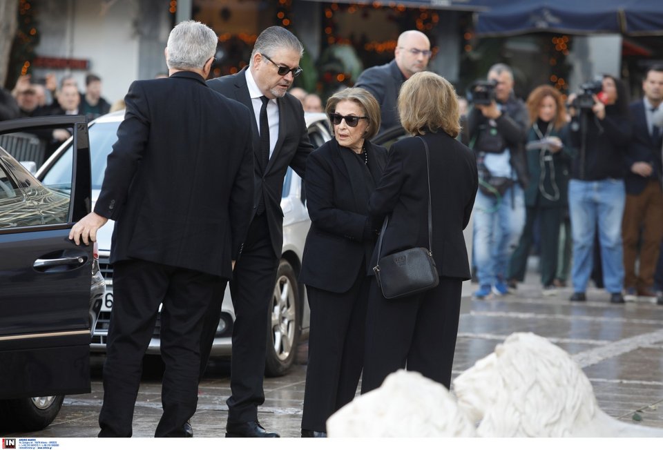 Η Δάφνη Σημίτη, η Νόρα Μαντζαβίνου και ο σωματοφύλακας του Κώστα Σημίτη, Θανάσης Φιλιππόπουλος