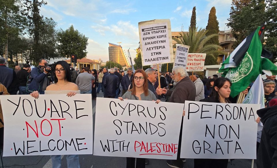 Μηνύματα υπέρ της Παλαιστίνης και κατά Χέρτσογκ στην Κύπρο /Φωτογραφία: sigmalive