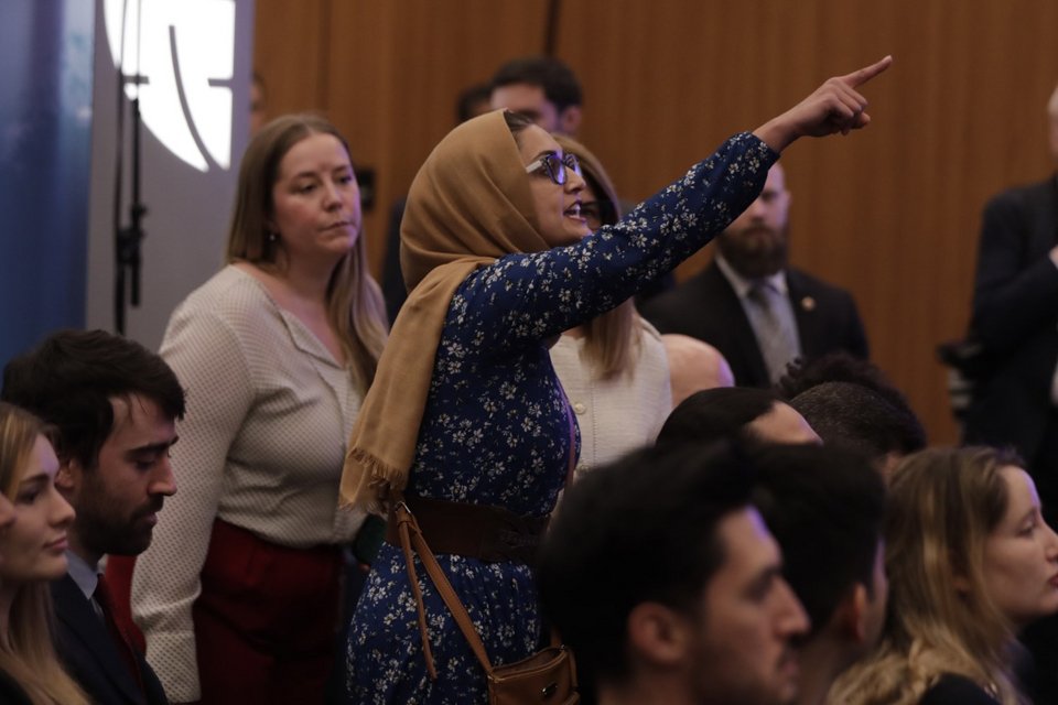 Διαδηλώτρια διακόπτει την ομιλία του Άντονι Μπλίνκεν/AP