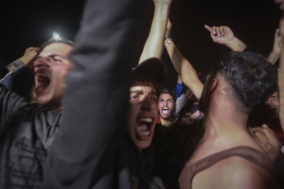 Χιλιάδες Παλαιστίνιοι βγήκαν χθες Τετάρτη ενθουσιασμένοι στους δρόμους στη Λωρίδα της Γάζας μετά την ανακοίνωση για την κήρυξη εκεχειρίας