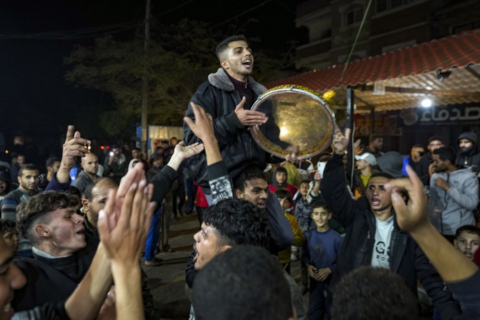 Με χορούς και τραγούδια γιόρτασαν την εκεχειρία