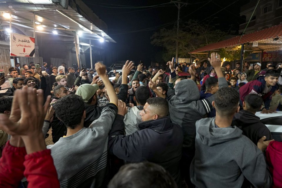 Χιλιάδες Παλαιστίνιοι βγήκαν χθες Τετάρτη ενθουσιασμένοι στους δρόμους στη Λωρίδα της Γάζας μετά την ανακοίνωση για την κήρυξη εκεχειρίας.