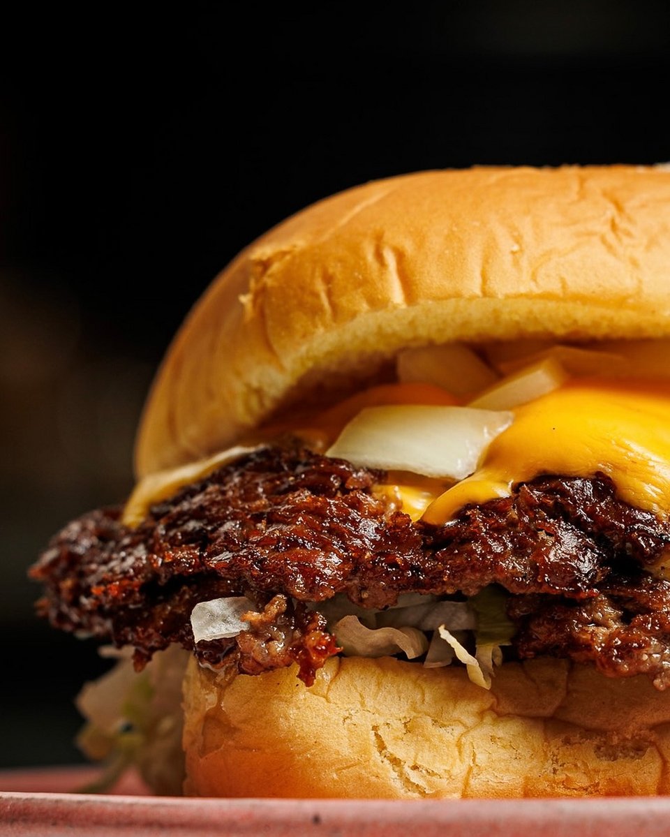 Το φημισμένο ζουμερό smash burger του Ekiben / Φωτογραφία: ekibenathens/Instagram