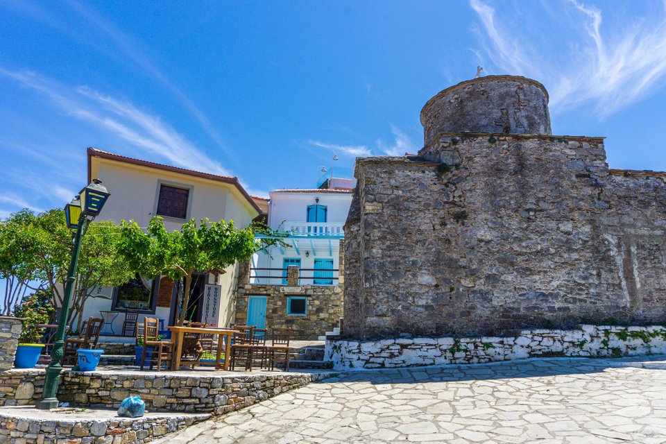 «Η απουσία μαζικού τουρισμού δίνει μια ευχάριστα φιλόξενη ατμόσφαιρα που συνάδει με τον αργό χαλαρωτικό ρυθμό ζωής, τα σοκάκια, τα μονοπάτια, τα ξωκλήσια»