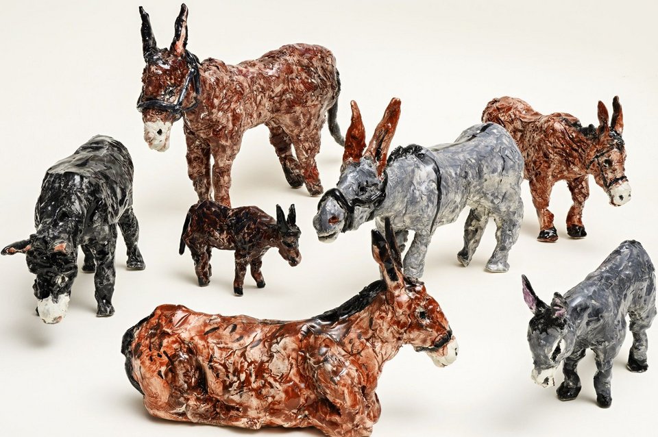 Η κοινωνία της Μπέλλας και του Χάρη φιλοτεχνείται σε είκοσι πέντε μικρά και μεγάλα ζωγραφικά έργα και εβδομήντα πέντε μικρά κεραμικά γλυπτά ζώων