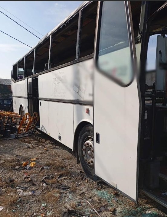 Στον χώρο βρέθηκαν δύο τουριστικά λεωφορεία, στα οποία είχαν προβεί σε αποσυναρμολόγηση μηχανικών εξαρτημάτων και μεταλλικών μερών τους