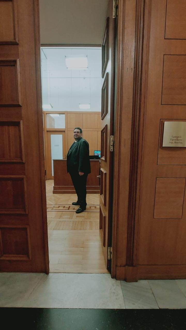 Ο Θεόδωρος Λιβάνιος στο γραφείο του προέδρου της Βουλής για τα συγχαρητήρια