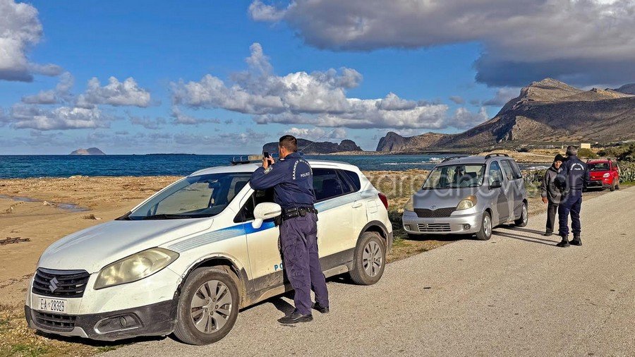 Η επιχείρηση καθαρισμού της παραλίας από τις φόλες/zarpanews.gr