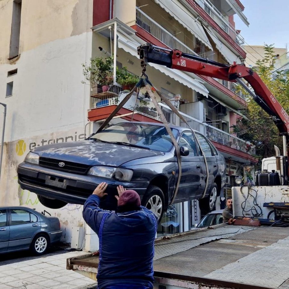 Απομακρύνουν παλιά ΙΧ απο τους δρόμους