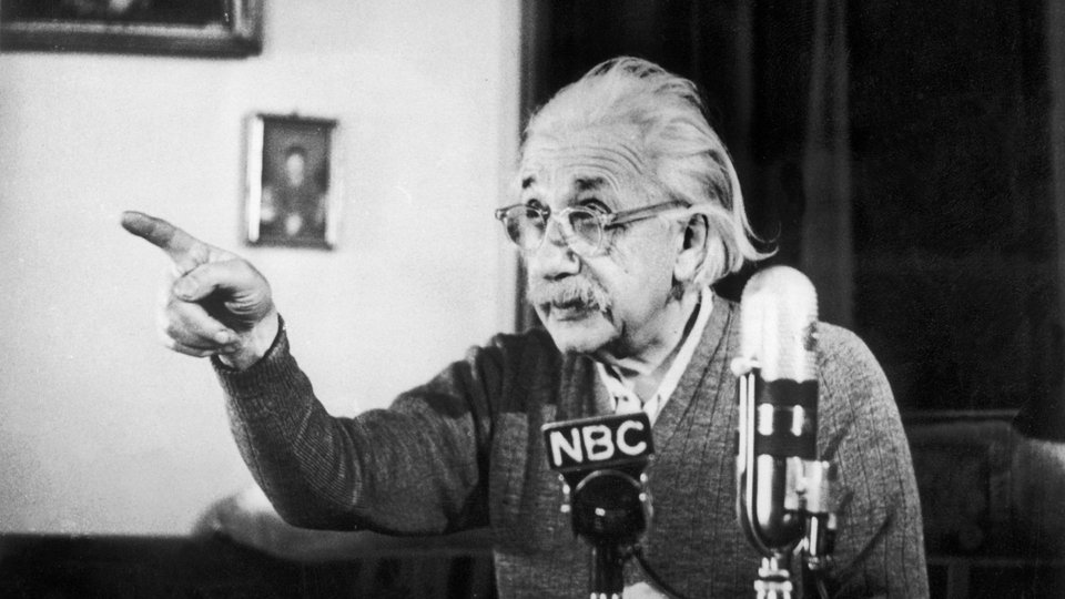 Διάσημες προσωπικότητες όπως ο Αϊνστάιν γίνονται συχνά «quote magnets» [μαγνήτες γνωμικών] / WIKIPEDIA