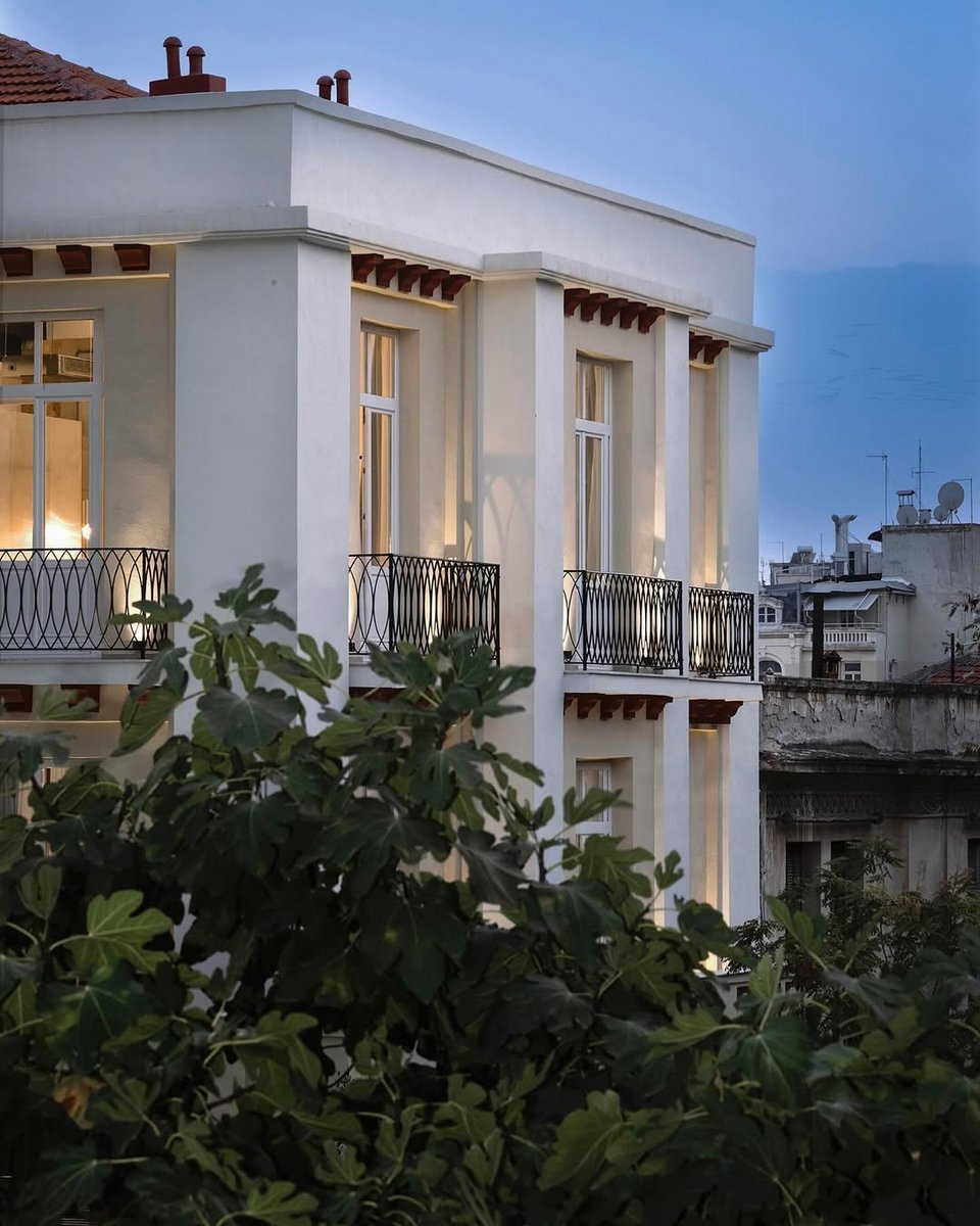Η εξωτερική όψη του νεοκλασικού κτιρίου που σχεδίασε ο Ζακ Μωσσέ το 1922 και κατασκεύασε το 1925
