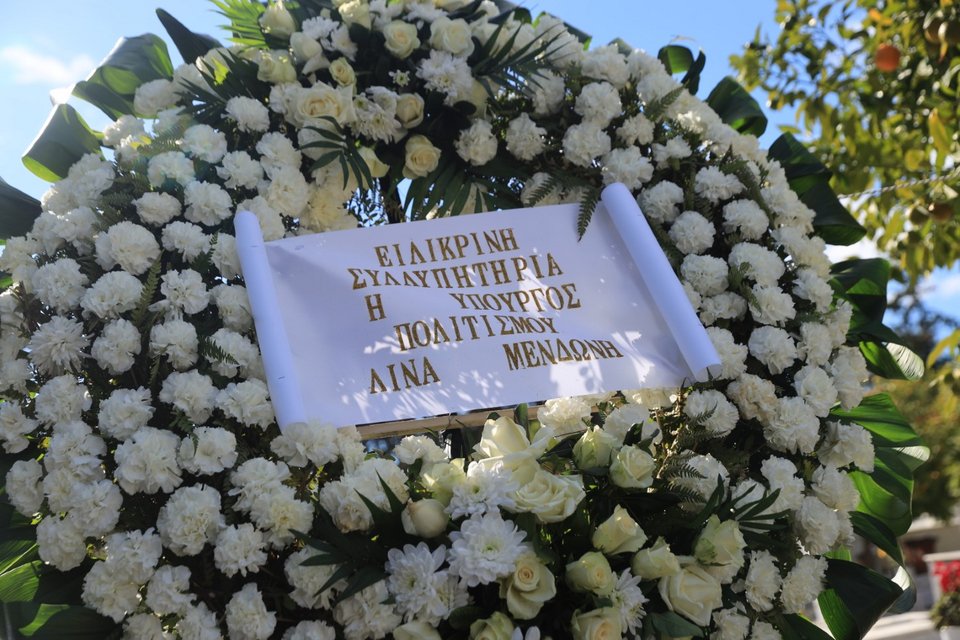 Το στεφάνι της υπουργού Πολιτισμού, Λίνας Μενδώνη, στην κηδεία της Καίτης Γκρέυ