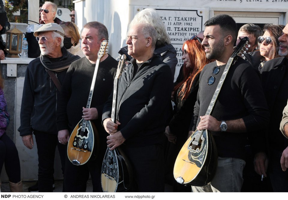 Ο Μανώλης Καραντίνης με ορχήστρα