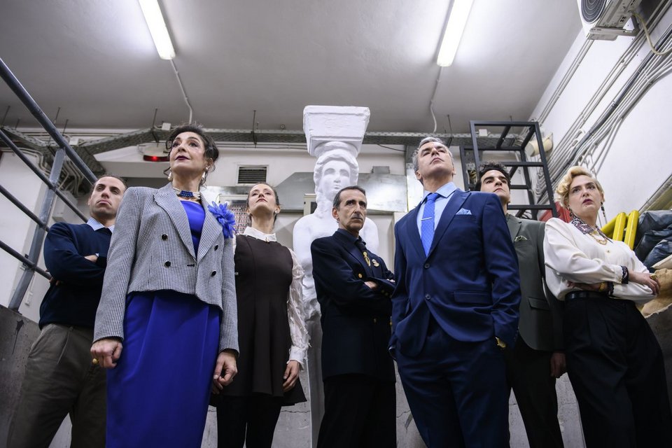 Παίζουν (με αλφαβητική σειρά): Ασημίνα Αναστασοπούλου, Σωτήρης Μανίκας, Στέλιος Ξανθουδάκης, Αγορίτσα Οικονόμου, Μιχάλης Πανάδης, Δρόσος Σκώτης, Μαρία Φιλίνη