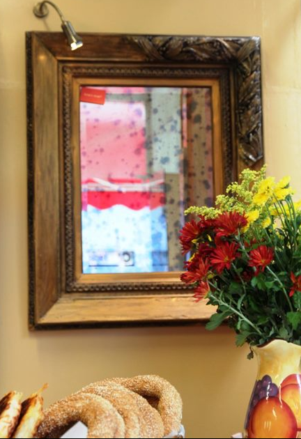 Ενας παλιός καθρέφτης μέσα στον φούρνο