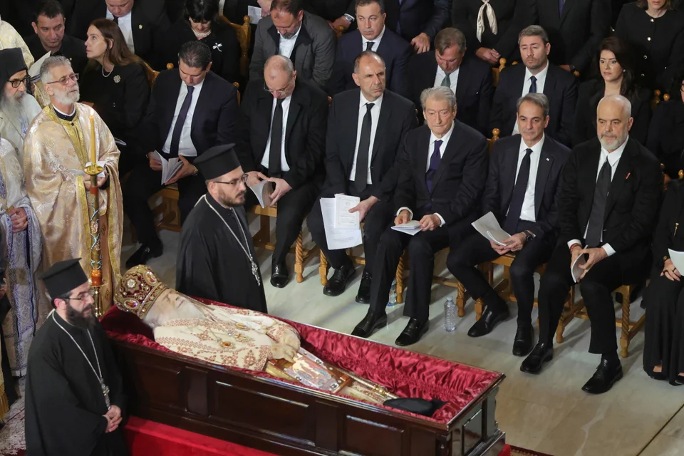 O Κυριάκος Μητσοτάκης και ο Έντι Ράμα στην κηδεία του αρχιεπισκόπου Αλβανίας Αναστάσιου 