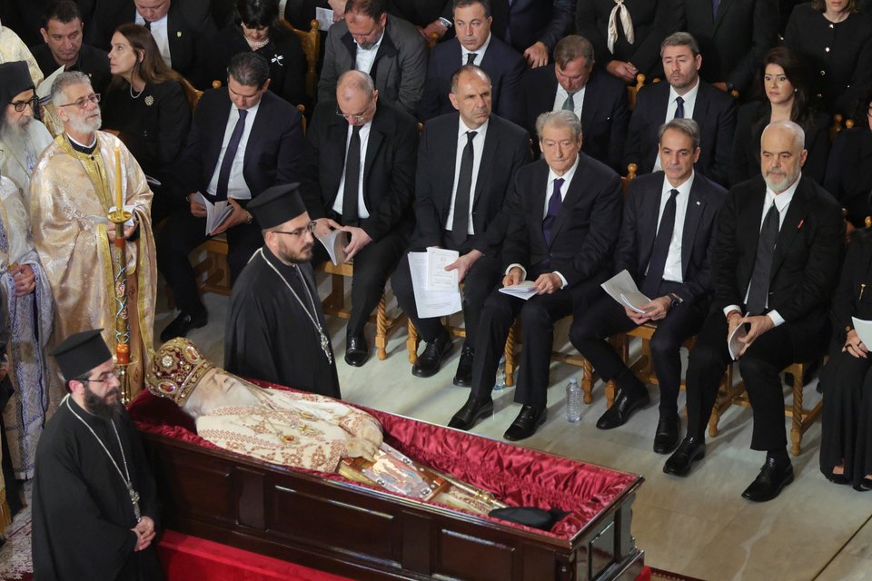 O Κυριάκος Μητσοτάκης και ο Έντι Ράμα στην κηδεία του αρχιεπισκόπου Αλβανίας Αναστάσιου