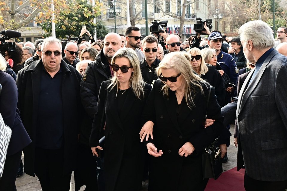 Η μικρή του κόρη Πόπη Δομάζου με τη μητέρα της, Ηώ Θεοδώρου