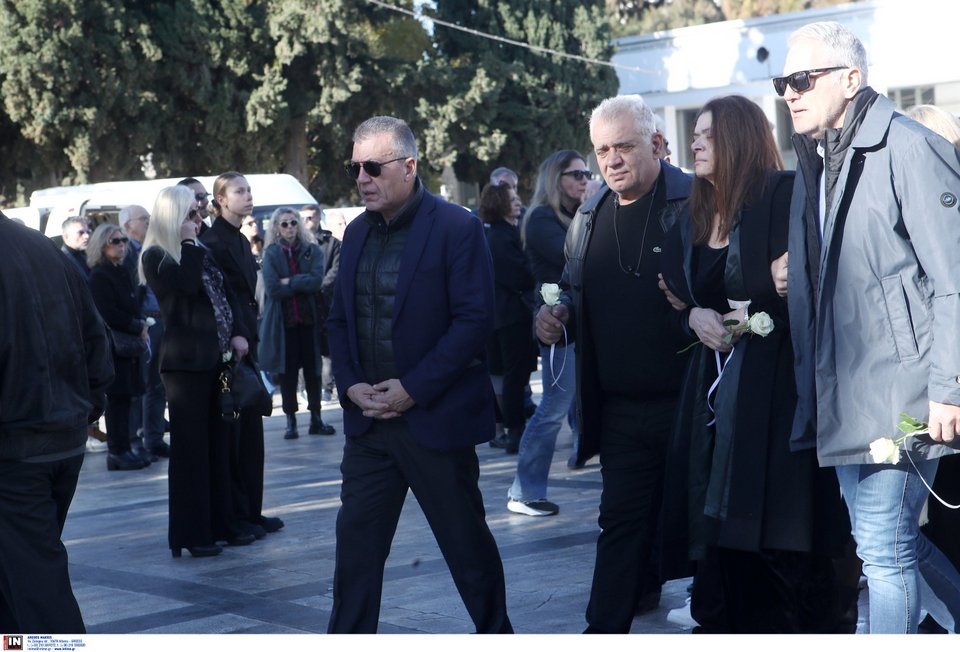 Κηδεία Μαργαρίτας Οικονομοπούλου: Τραγική φιγούρα η μητέρα της πρώην βολεϊμπολίστριας - Φωτογραφία: Intimenews/ΒΟΛΙΤΑΚΗΣ ΣΤΕΛΙΟΣ