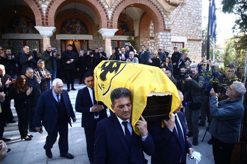 Πλήθος κόσμου βρέθηκε το πρωί του Σαββάτου στον Ιερό Ναό της Αγίας Τριάδας για το «αντίο» στον Ανδρέα Σταματιάδη