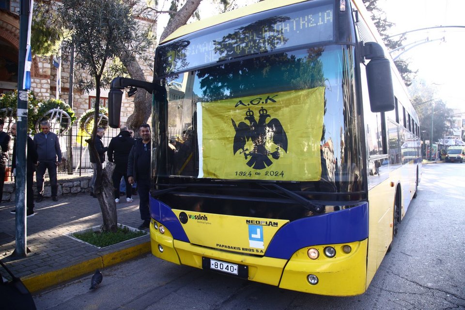 Λεωφορείο με τη σημαία της ΑΕΚ