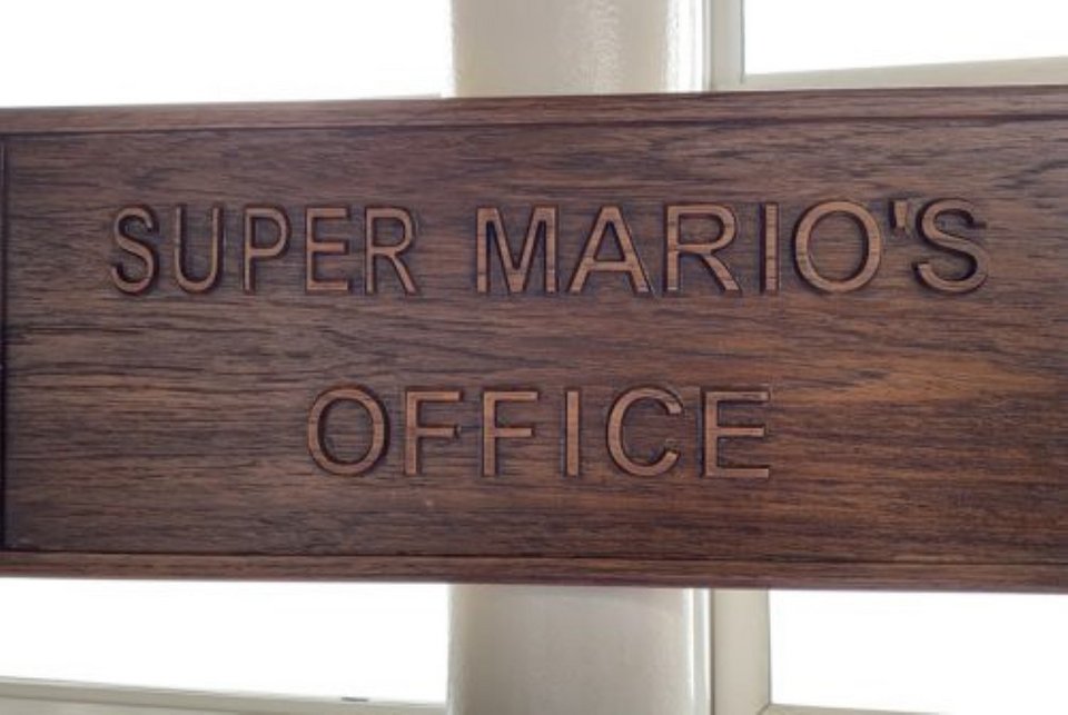 Η ταμπέλα για ένα από τα «γραφεία» του Mario Salcedo σε πλοίο της Royal Caribbean