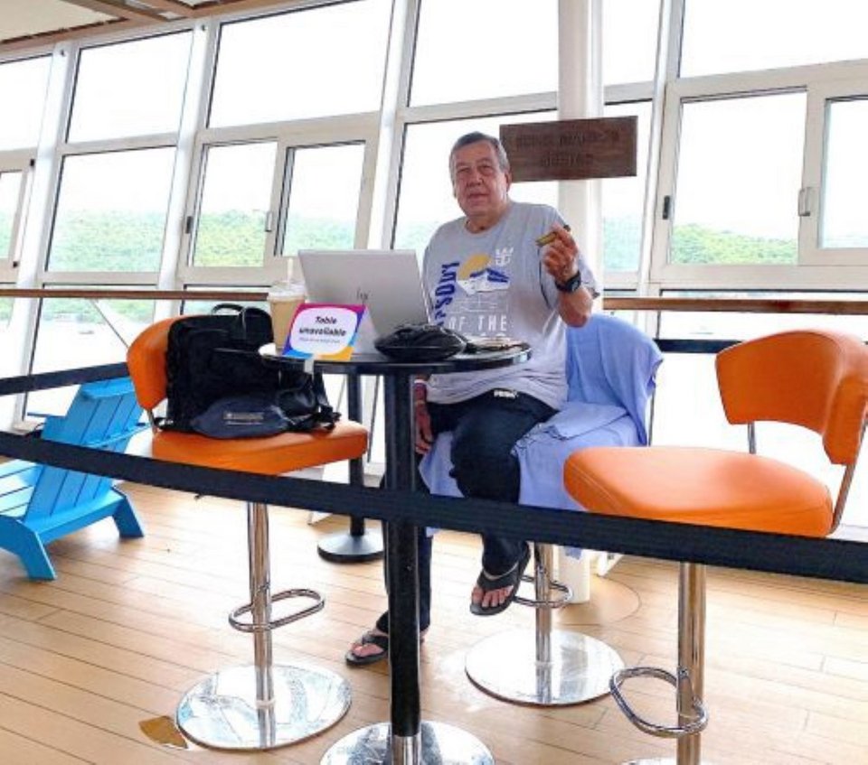 Ο «Super Mario» σε ένα από τα αυτοσχέδια «γραφεία» του εν πλω